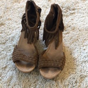Minnetonka tan fringe wedges